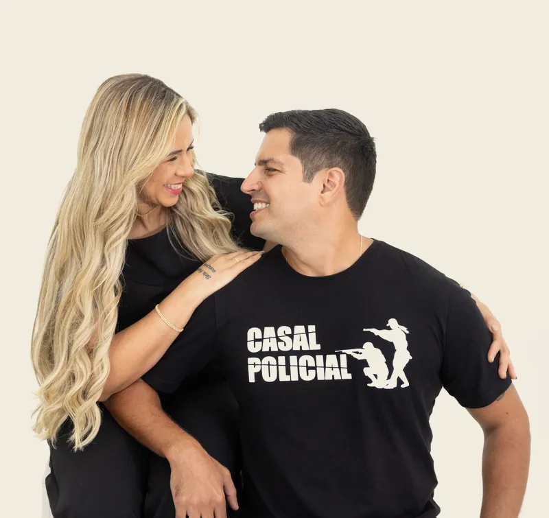 Reny e Thiago sentados, olhando um para o outro