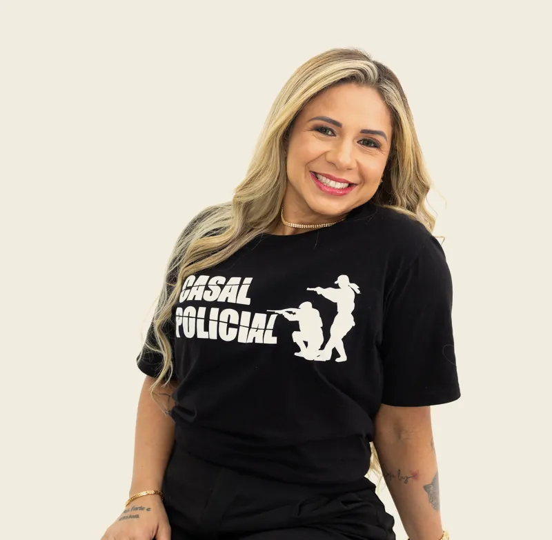 Reny sorrindo, com a camiseta do Casal Policial